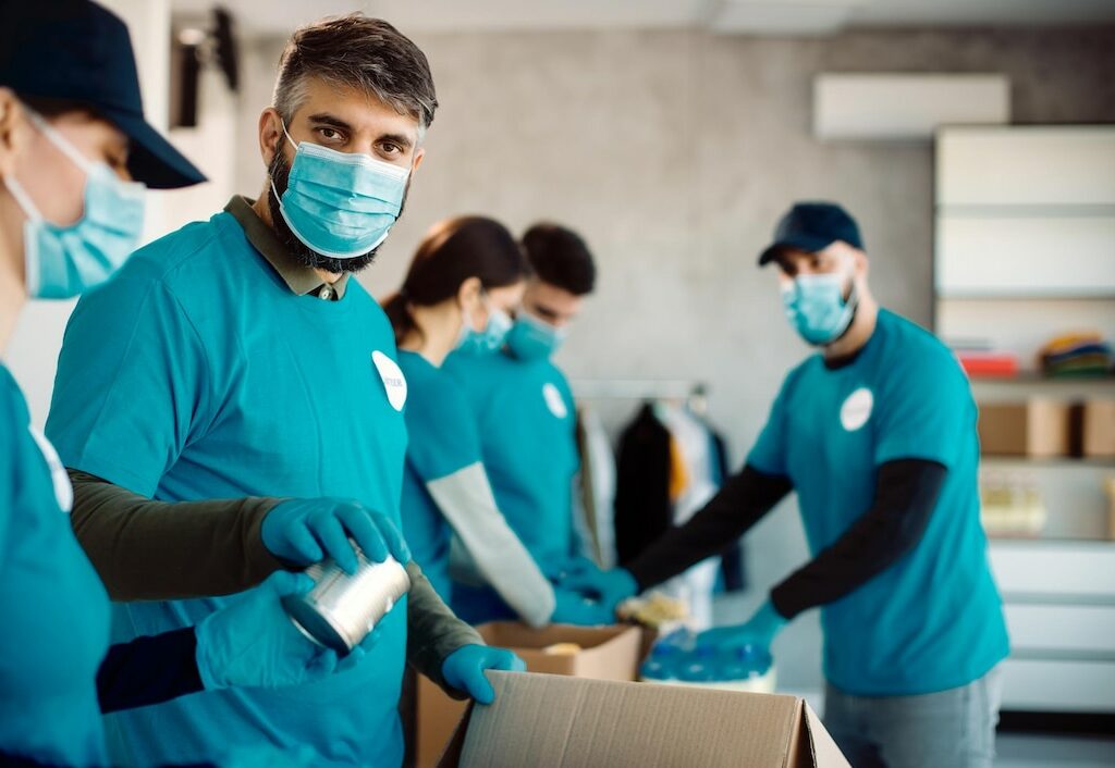 Bénévoles dans une association humanitaire